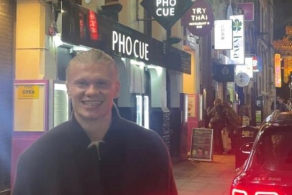 هالاند يستعد لمواجهة ليفربول بجولة في الحي الصيني