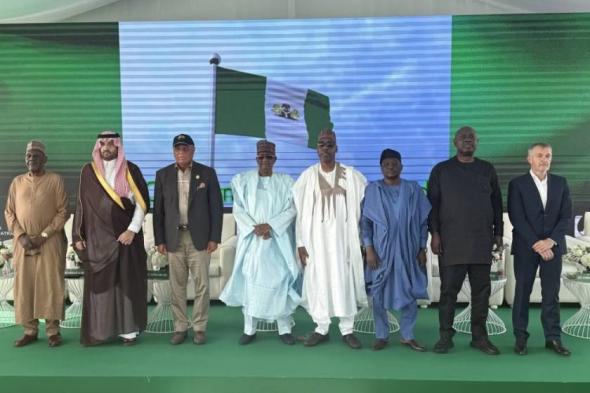 «الأحواض الجافة» تسلم سفينة عائمة لدعم الطاقة البحرية في نيجيريا