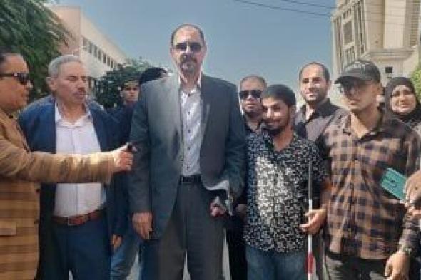 استوقفه خلال جولة.. محافظ سوهاج يوجه بتوفير فرصة عمل لشاب من ذوى الهمم