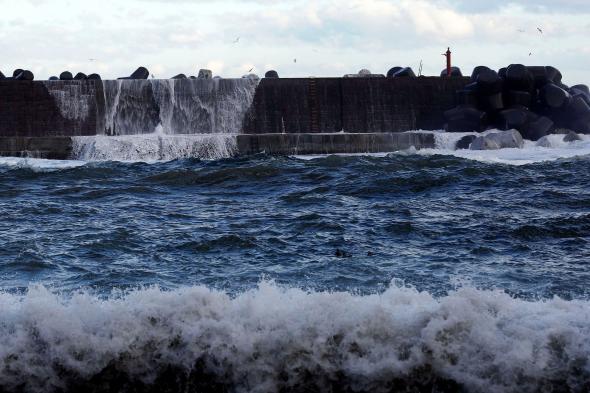 تحذير من تسونامي في اليابان والفلبين وإجلاء نحو مليون شخص بسبب إعصار" فونج وونج"