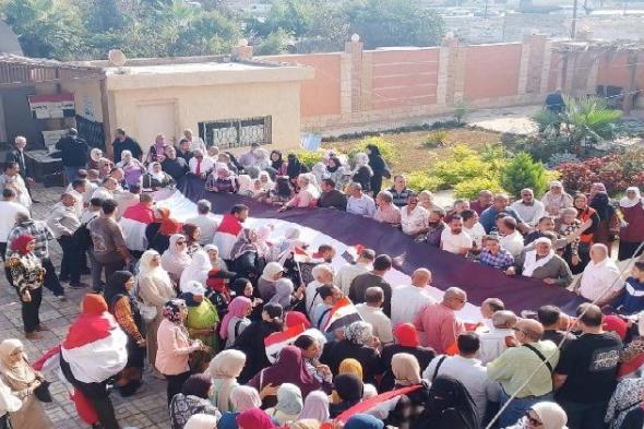 ناخبو الإسكندرية يتحدون برفع علم مصر الكبير أمام اللجان الانتخابية