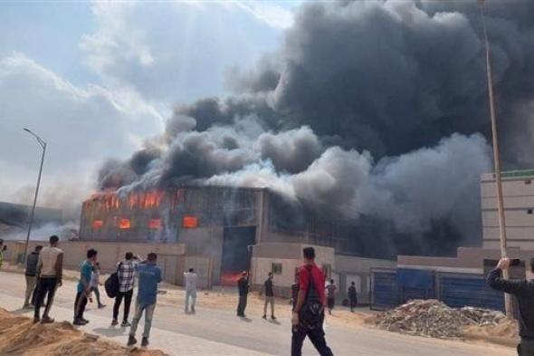 السيطرة على حريق مصنع أحبار: 10 سيارات إطفاء وخزان مياه لتعزيز الجهود