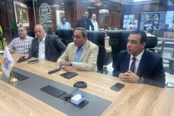 محافظ قنا يراقب إغلاق صناديق الاقتراع باستخدام تقنية الفيديو كونفرانس الحديثة