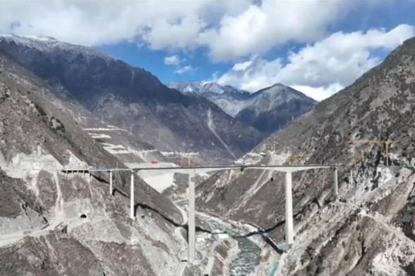 انهيار جزئي لجسر في الصين