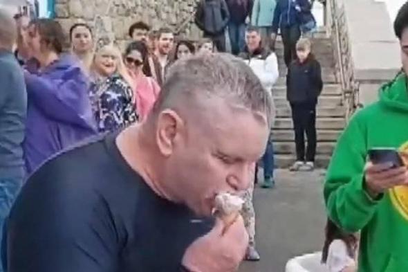 أمريكي على أعتاب «غينيس» بمخروط مثلجات (فيديو)