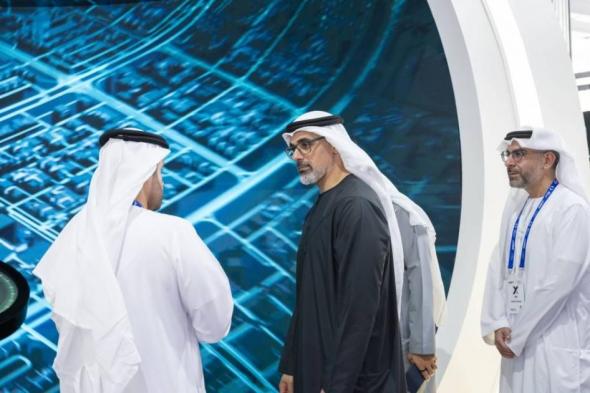 خالد بن محمد بن زايد يطّلع على ابتكارات المشاركين في «دريفت إكس»