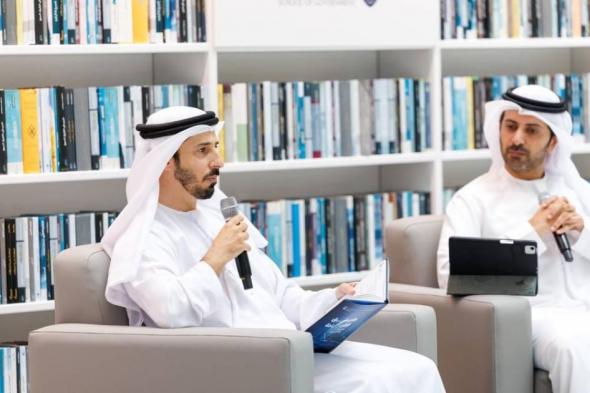 علي المري يوقع كتاب «طريق القيادة: على خطى محمد بن راشد»