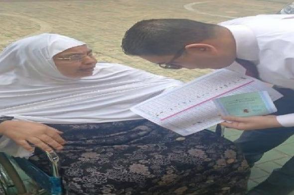 قاضي محلي يدعم سيدة مسنّة في الإدلاء بصوتها بلجنة إيتاي البارود