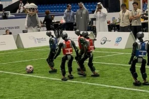 في الإمارات.. روبوتات تلعب كرة القدم وتسجل أهدافاً