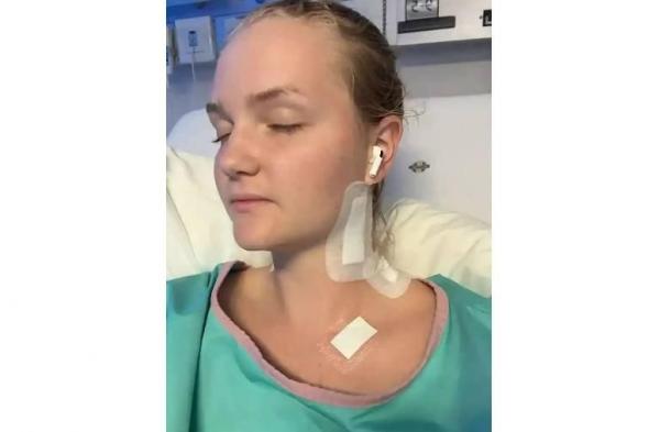 أسد يسحب سائحة من فوق حصان بجنوب إفريقيا