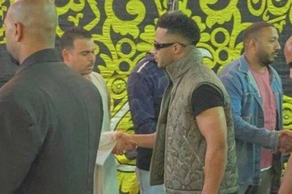 محمد رمضان يشارك في تقديم واجب العزاء لوفاة المطرب إسماعيل الليثي بإمبابة