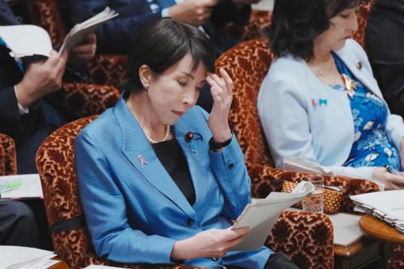 الين يتراجع بعد إشارة تاكايتشي للتمهل في رفع الفائدة