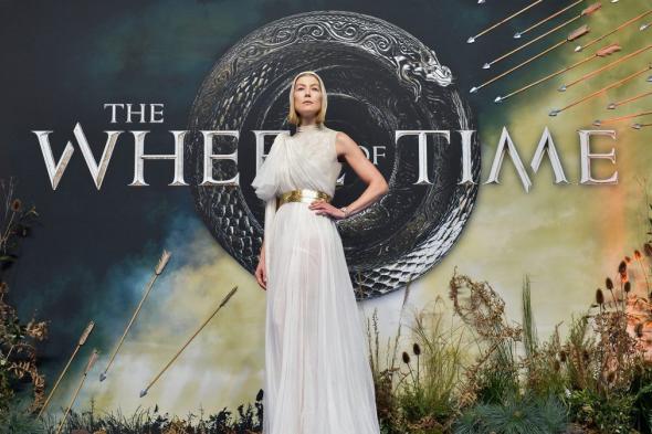 نجمة The Wheel of Time روزاموند بايك تتساءل ما إذا كانت Amazon ستلغي المسلسل لو كان بجودة الموسم 3 من البداية