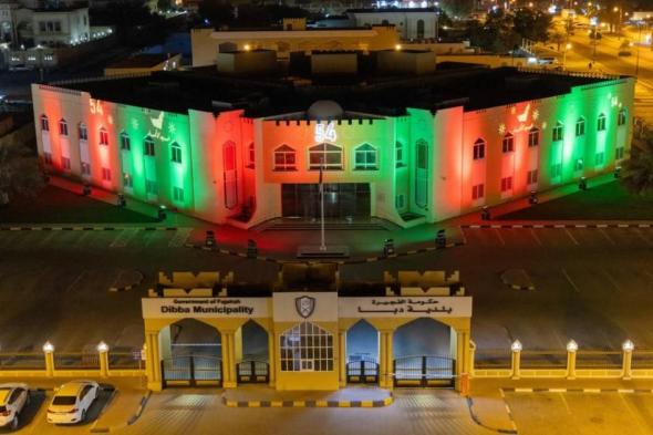 تزيين شوارع دبا الفجيرة استعداداً لاحتفالات عيد الاتحاد