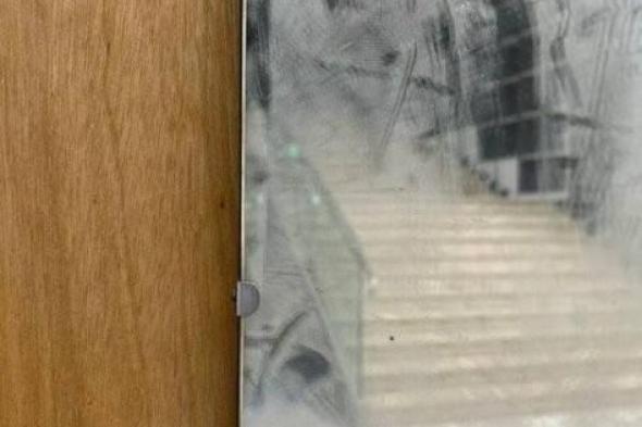 متطوع بمتحف يخرّب عملاً فنياً بتنظيفه