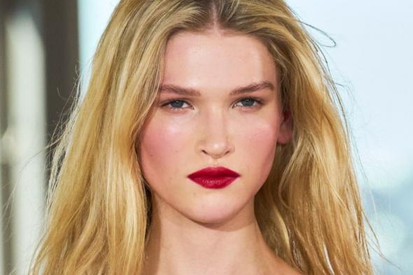 الهايلايتر البودرة أم السائل: أيّهما يمنح توهّجاً طبيعيّاً دون مبالغة؟