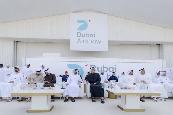 خالد بن محمد بن زايد وحمدان بن محمد بن راشد يشهدان العرض الجوي المصاحب لـ"دبي للطيران" في دورته الـ19