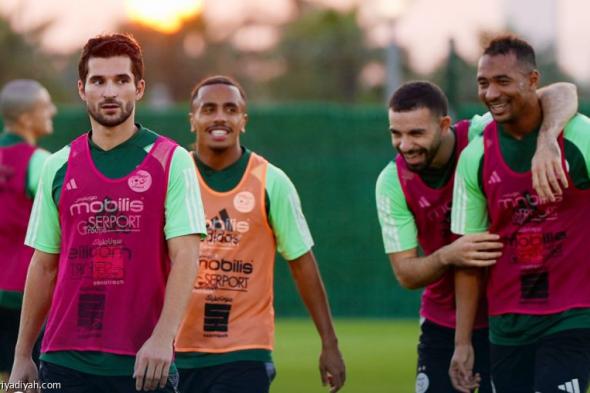 ععار يستعد مع المنتخب الجزائري قبل مواجهة السعودية المرتقبة