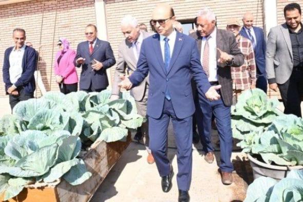رئيس جامعة أسيوط يوجه الجهود الناجحة لكلية الزراعة في زراعة الأسطح