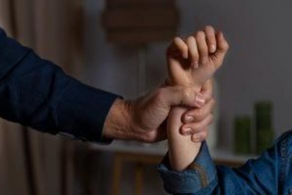 والد طالب الإسكندرية يبرئ المدرس من إهانة نجله ويؤكد: تربوى محترم والفيديو مفبرك