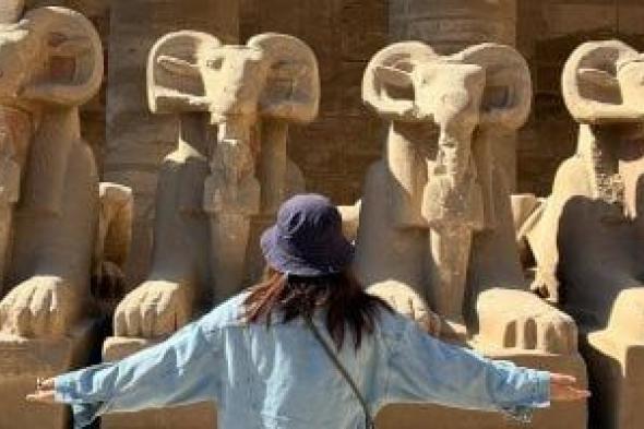 ترميم 48 كبشًا مصريًا بمعابد الكرنك يجذب السياح العالميين.