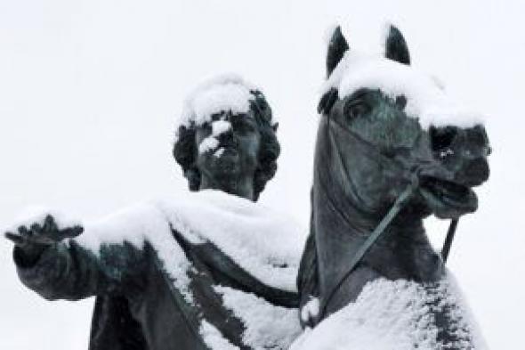 المعالم
والميادين
باللون
الأبيض..
تساقط
كثيف
للثلوج
يغطى
شوارع
روسيا