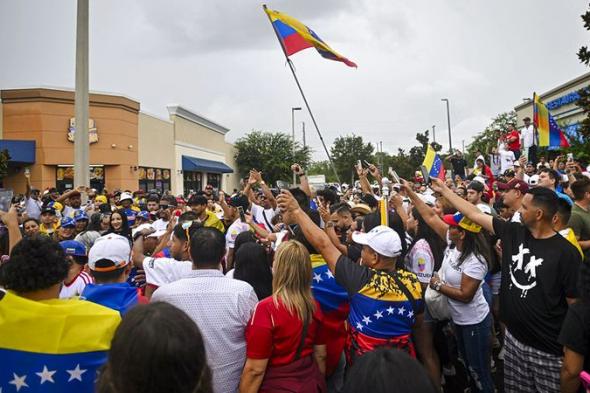 المنفيون الفنزويليون في فلوريدا منقسمون بين خيار الحرب ومسار الدبلوماسية