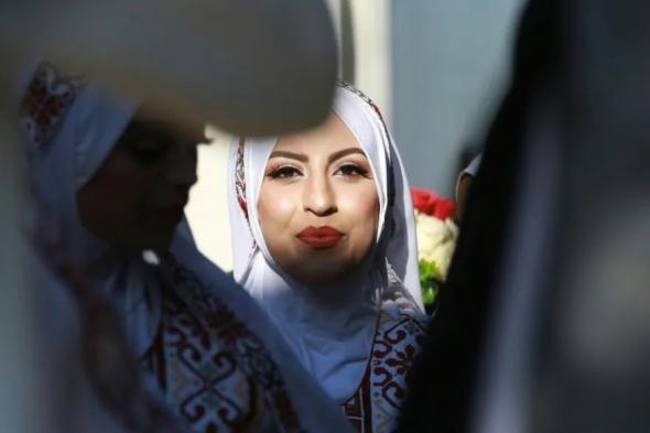 “ثوب
الفرح”
عرس
جماعي
في
غزة
بين
ركام
الحرب