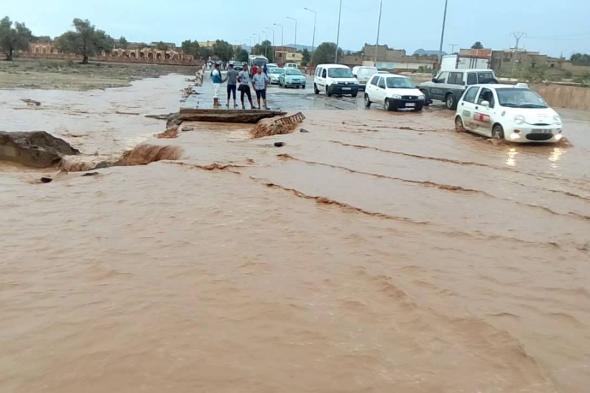 التقلبات
الجوية:
إنقاذ
54
شخصا
كانوا
عالقين
داخل
حافلة
بتيكجدة