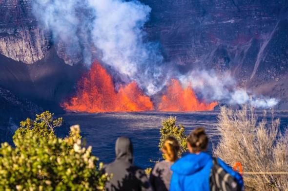 بنافورة
من
الحمم
الحمراء..
بركان
كيلاويا
يكمل
عاماً
على
ثورانه