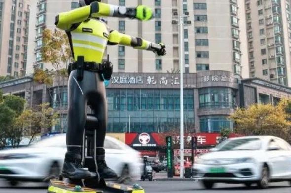 الصين تطلق في شوارعها أول روبوت يعمل "شرطي مرور"