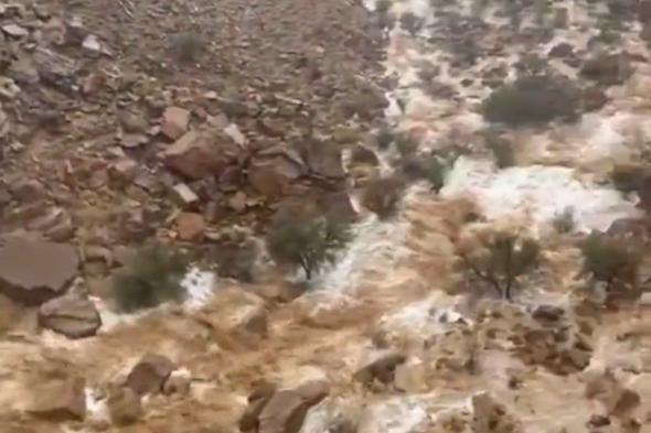 جريان
قوي
لشلالات
الداهنة
بين
المجمعة
وشقراء
في
الرياض