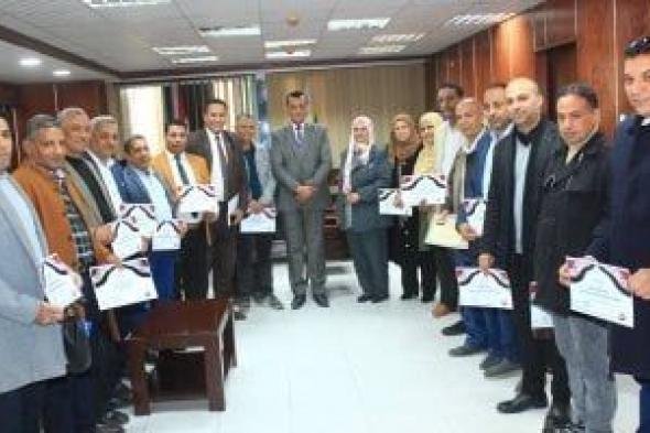 مدير
تعليم
سوهاج
يكرم
أعضاء
إدارة
الاتصال
السياسى
بالمديرية
والإدارات
التعليمية