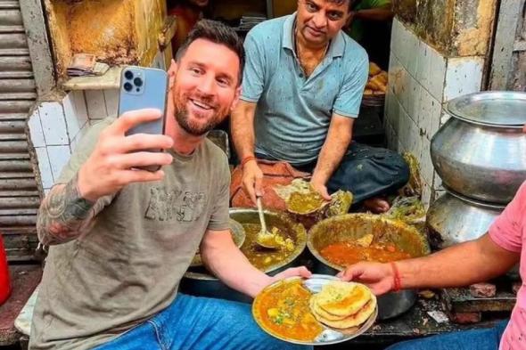 صورة مثيرة للجدل.. ميسي يلتقط "سيلفي" في مكان شعبي بالهند