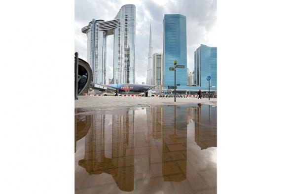 «برج خليفة» في لوحة فنية صنعتها الأمطار