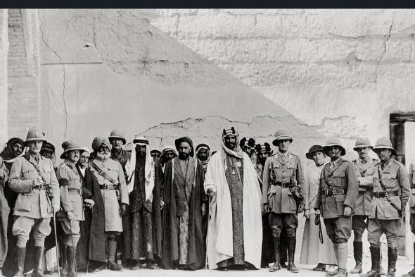 صورة
    تاريخية
    للملك
    عبدالعزيز
    خلال
    زيارته
    البصرة
    عام
    1334هـ