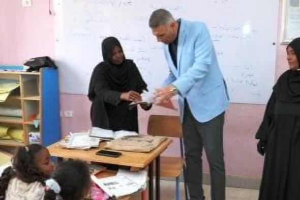 محافظ
أسوان
يكافئ
مديرة
مدرسة
لاهتمامها
بمستوى
النظافة