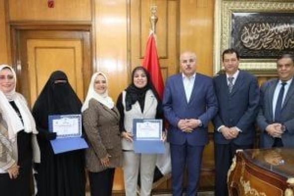 ​رئيس
جامعة
قناة
السويس
يُكرم
الفائزين
بجائزة
الأداء
المتميز
لشهر
نوفمبر
2025