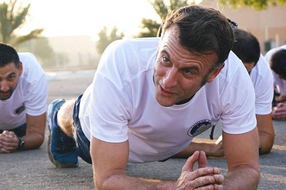 ماكرون يحاول استعادة شعبيته باستعراض لياقته البدنية مع الجنود