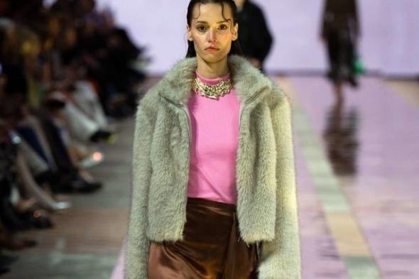 الكنزة الوردية: خيار مثالي لإطلالة رأس السنة الأنيقة