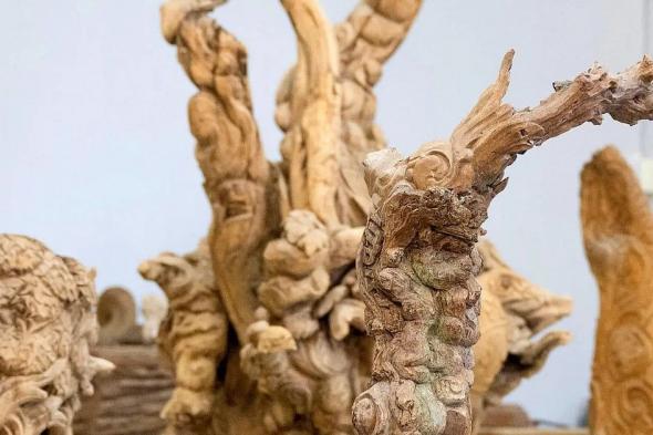 فن
    النحت
    على
    الخشب..
    بين
    الحرفة
    والإبداع
    في
    تشكيل
    الجمال
    من
    الطبيعة