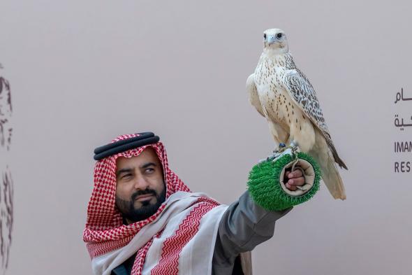 367
    صقرًا
    يتنافسون
    في
    أشواط
    اليوم
    الخامس
    لمهرجان
    الملك
    عبدالعزيز
    للصقور
    2025