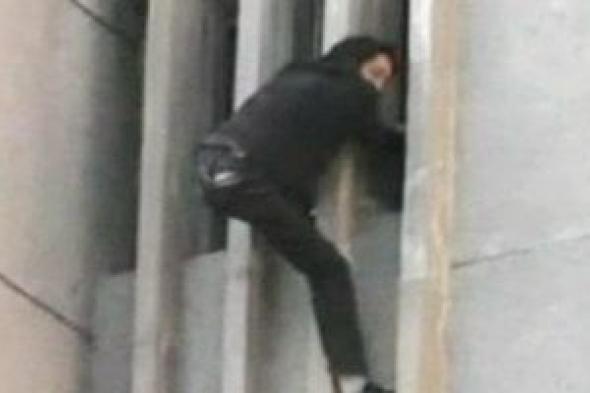 القبض
على
المتهمين
بسرقة
محل
بلايستيشن
فى
مدينة
6
أكتوبر