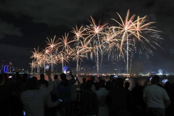 ألعاب
      نارية
      تضيء
      سماء
      أبوظبي
      وتبهج
      آلاف
      الأسر