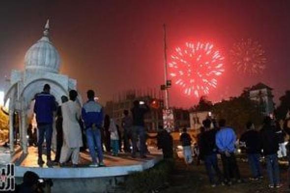 باكستان
تحتفل
برأس
السنة
بعروض
ألعاب
نارية
وسط
حشود
جماهيرية