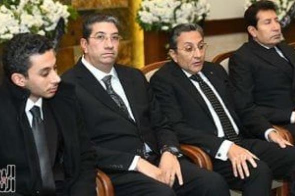 سلاف
فواخرجي
وأحمد
رزق
ووزير
الشباب
والرياضة
فى
عزاء
والدة
هاني
رمزى