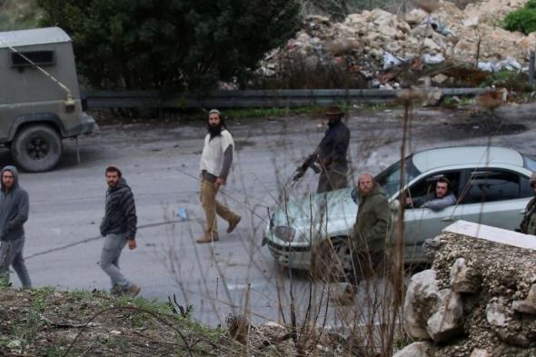 مستوطنون
يحرقون
جرافة
"باجر"
في
أحد
محاجر
بيت
فجار