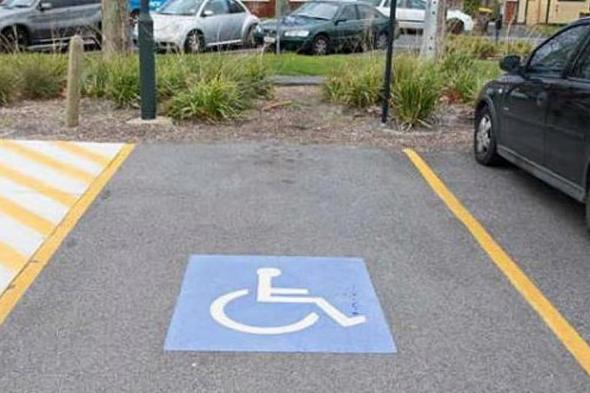 «المرور»:
    ضبط
    1938
    مركبة
    مخالفة
    متوقفة
    في
    الأماكن
    المخصصة
    للأشخاص
    ذوي
    الإعاقة