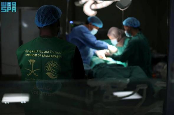 فريق
    مركز
    الملك
    سلمان
    يجري
    99
    جراحة
    متخصصة
    في
    غزة