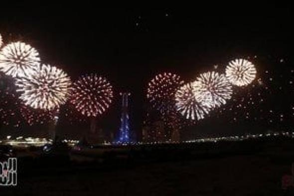 عروض
ضوئية
مبهرة
فى
احتفالات
رأس
السنة
من
العاصمة
الجديدة..
فيديو